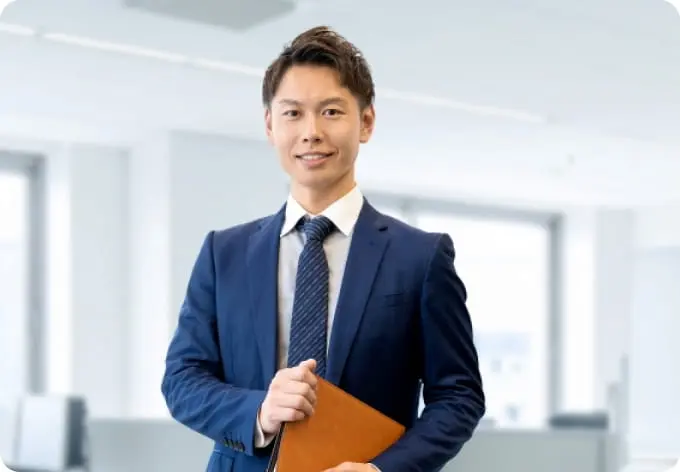 スーツを着た男性